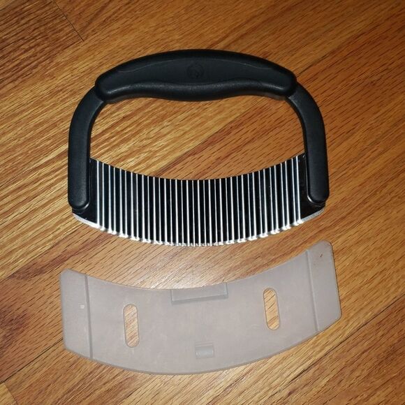 THE PAMPERED CHEF ~ #1063 Crinkle Cutter with Blade Guard veggie cheese - Picture 2 of 2